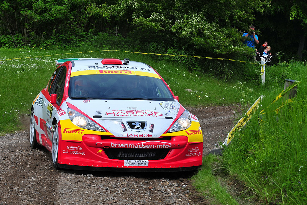 Hastighedsprøverne i JUAL Rally var fremragende. Her styrer Brian Madsen med millimeterpræcision sin Peugeot gennem et skarpt sving
(Foto: Michael Eisenberg)